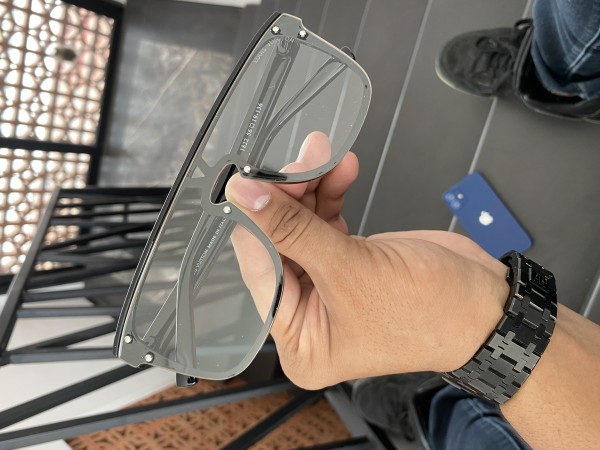 Louis_Vuitton_1822_Black_Frame