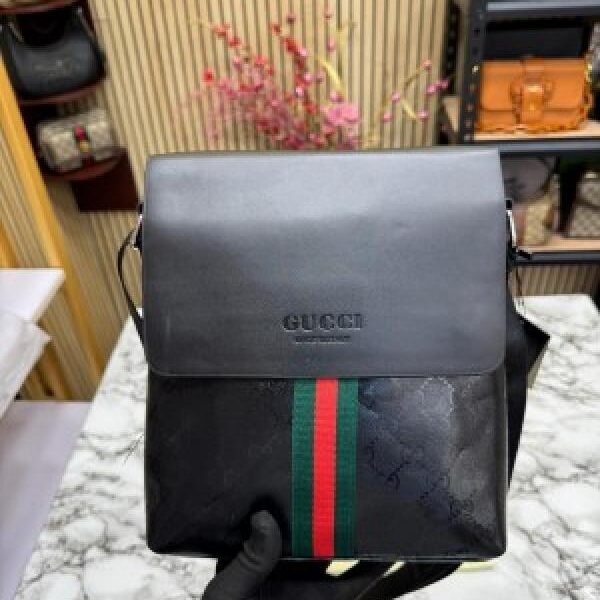 Gucci_GG_Messanger_Side_Bag_Red_Stripe_With_DustBag_(Black)