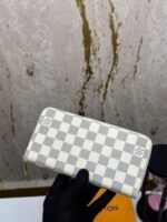 LOUIS_VUITTON ZIP WALLET S15 NOTE- SLIGHTLY DAMAGE (WHITE CHECKS) - Image 4