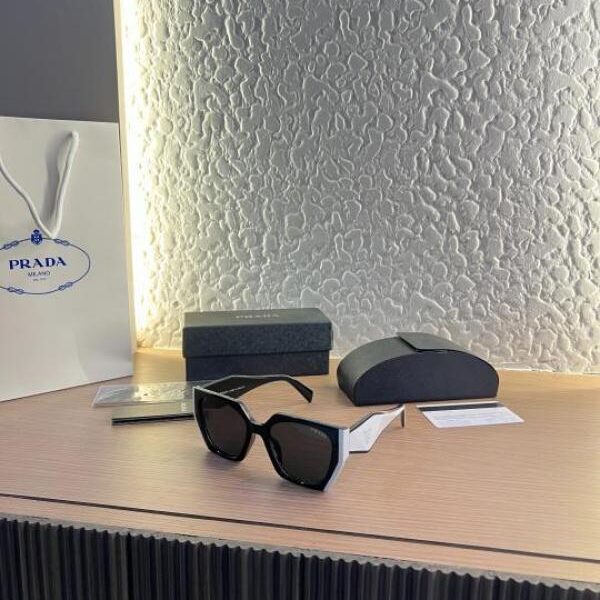 Pradda_2246_White_black