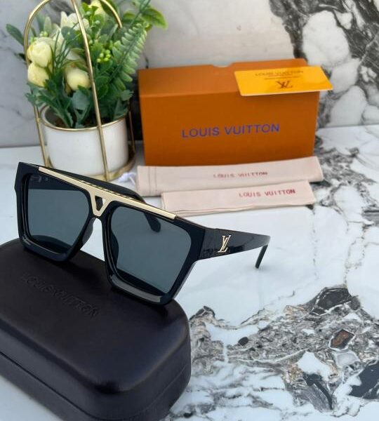 Louis_vuitton_1502_gold_black