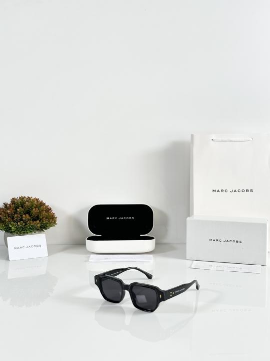 693e774d570870 Marc Jacobs 1110 Black - Image 1