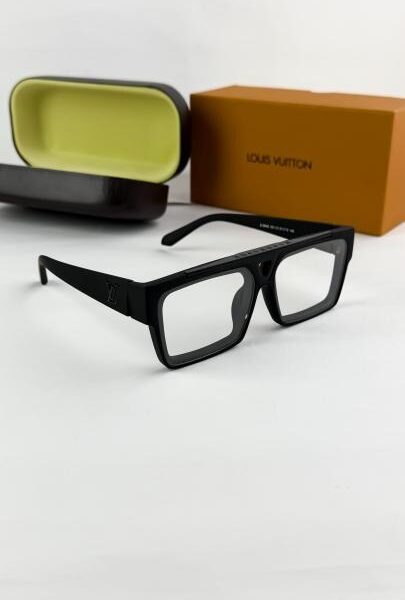 Louis_vuitton_black_plano_1984-82